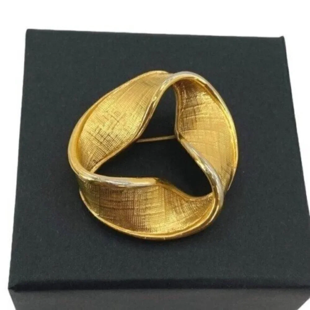 Vintage Napier Textured Circular Ribbon Two Tone Signed Brooch